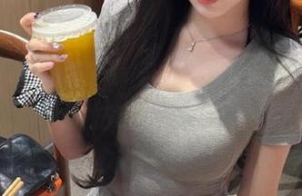 大家都在看“zztt08.su”视频，我就静静地站在评论区瑟瑟发抖…