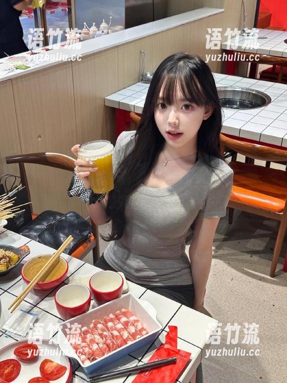 大家都在看“zztt08.su”视频，我就静静地站在评论区瑟瑟发抖…