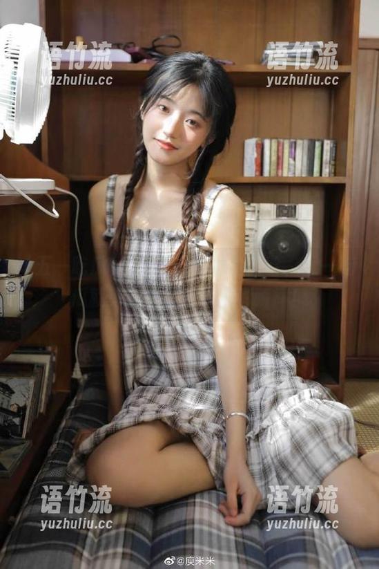 视频里的娜娜哈哈哈，五一吃瓜就等你来看她的精彩瞬间！