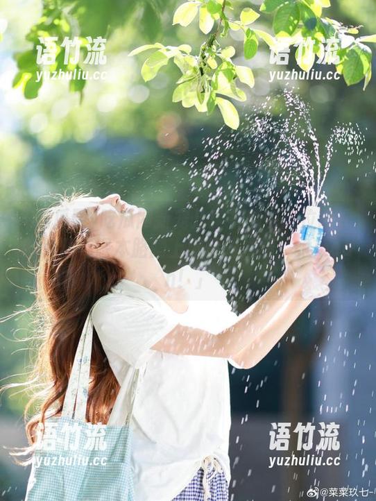 吃瓜网新宠儿！视频中这位同学的涂鸦与课本胳膊上激情碰撞着，太mean！」